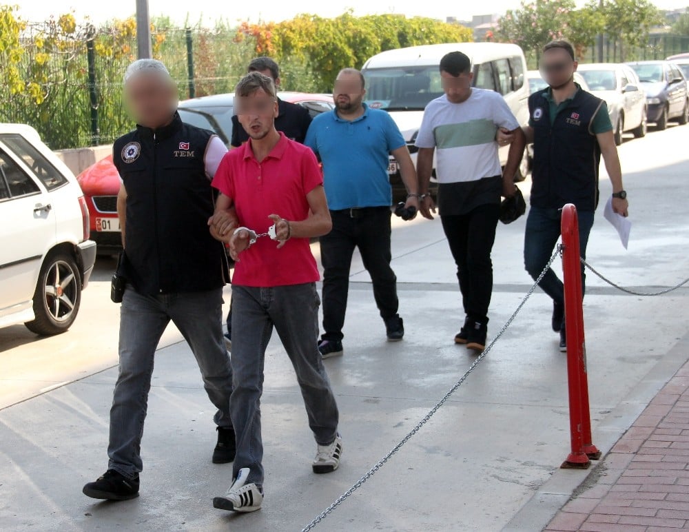 Polise havai fişekle saldıranlara ev hapsi 