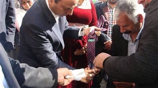 Polise kızan HDP'li kravatını yaktı