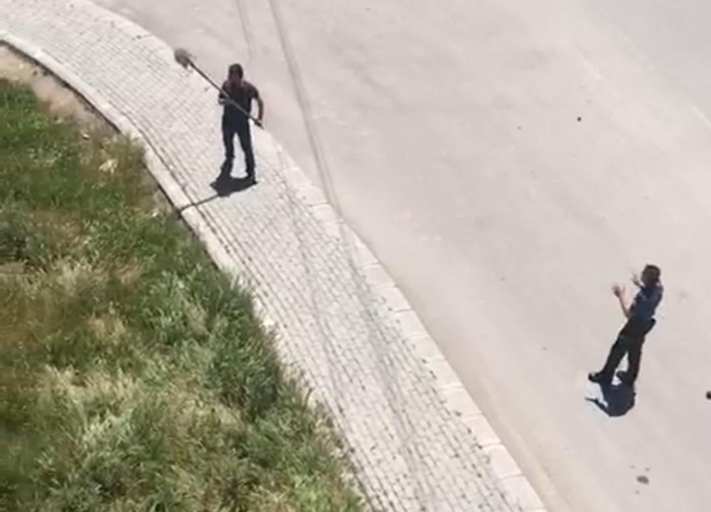 Polise kürekle saldırdı 
