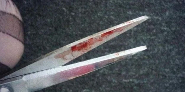 Polise makasla saldıran genç kızın babası: Kızıma çok ağır ilaçlar verdiler!