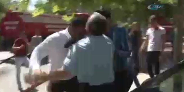 Polise önce kafa attı sonra yumruk!