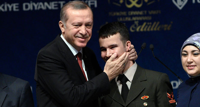 Polise siper olan kahraman askere iyilik ödülü