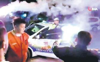 Polise tuhaf hareket! Böyle jest mi olur Allah aşkına?