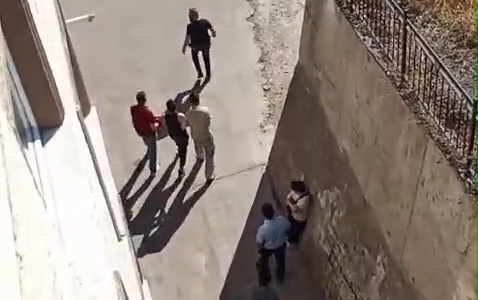 Polise yakalanmamak için girdiği bacada sıkıştı