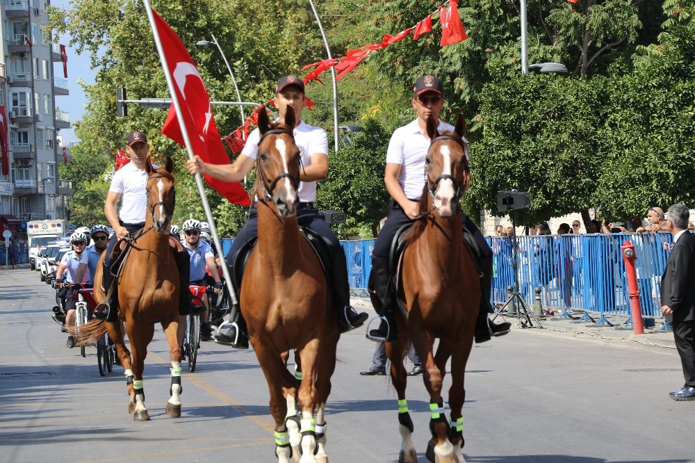 Polisi, askeri, jandarması, gazisi ve şehit yakınları 30 Ağustos için yürüdü 