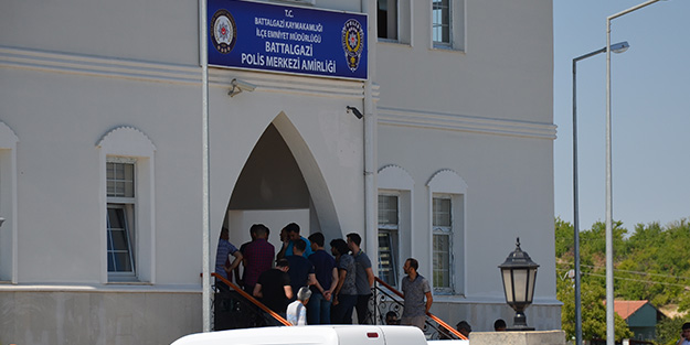 Polisi boğazından bıçaklayarak öldüren memur tutuklandı