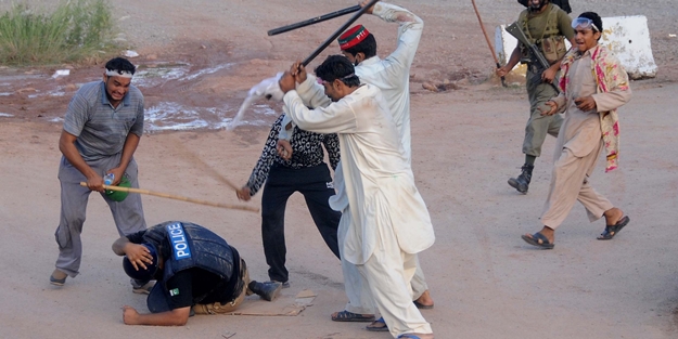 Polisi böyle linç ettiler!