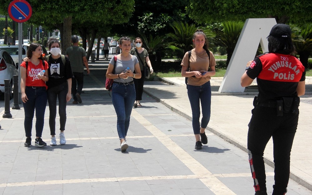 Polisi gören maskesini taktı 