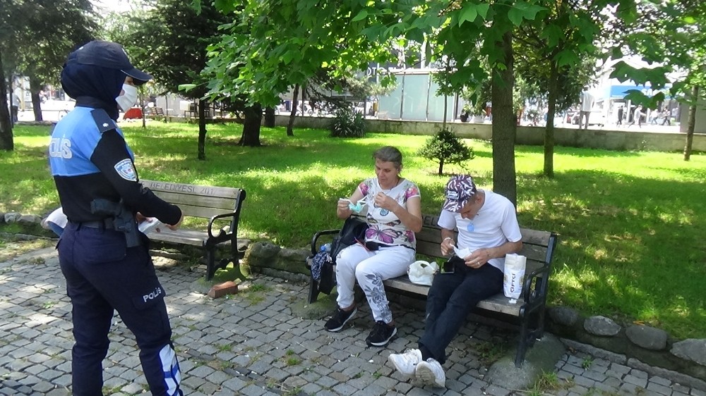 Polisi gören maskesini taktı 