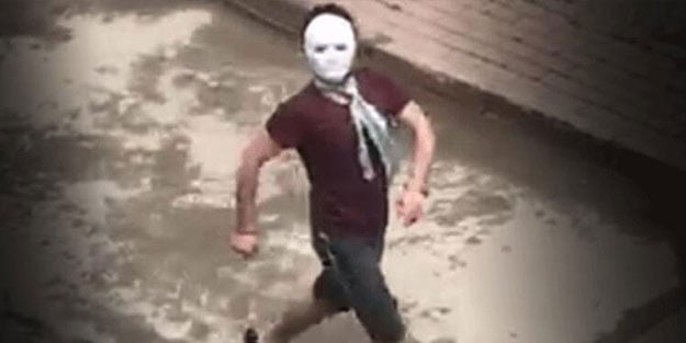 Polisi görene kadar elini kolunu sallaya sallaya geziyordu...