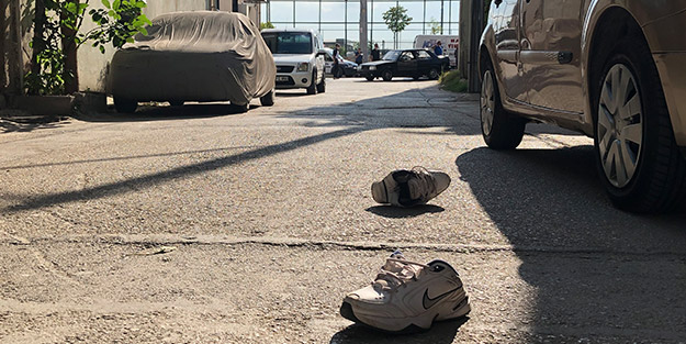 Polisi görünce ayakkabılarını bile bırakıp kaçtılar