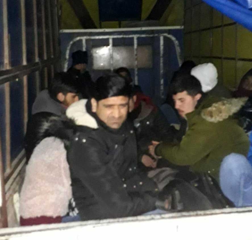 Polisi görünce kaçan araçtan 15 kaçak göçmen yakalandı 