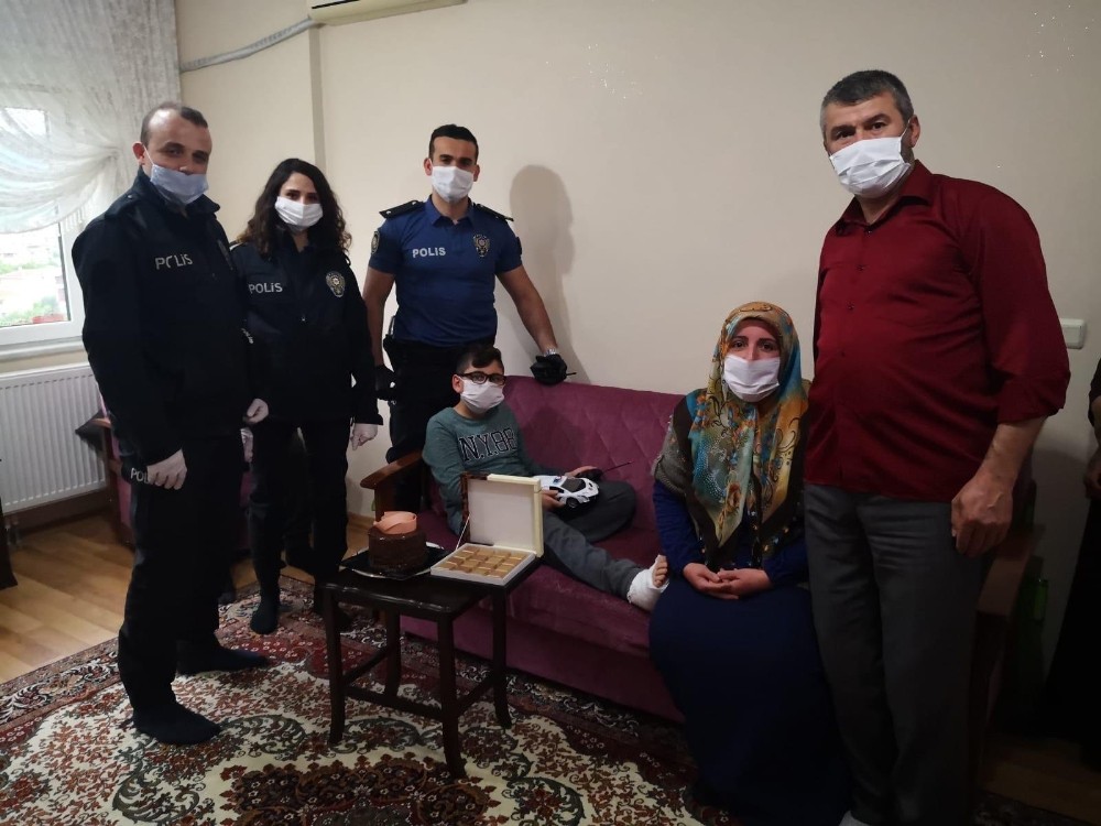 Polisi görünce kaçarken ayağını kıran çocuğa polislerden ziyaret 