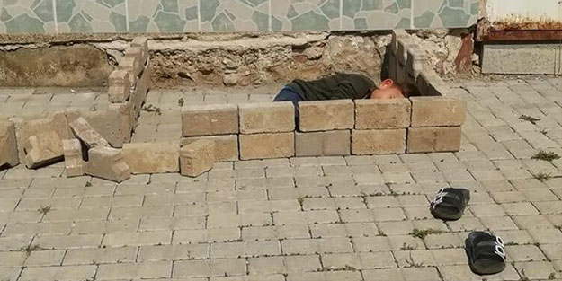 Polisi görünce saklanmaya çalışan çocuk tebessüm ettirdi