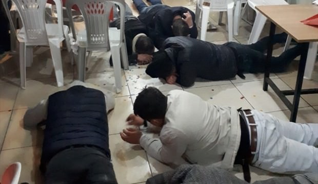 Polisi görünce ortalık karıştı! Birbirlerini ezip...