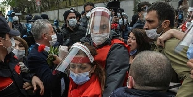 Polisi itekleyen TİP'li Barış Atay'dan provokasyon! Koronavirüs dinlemediler, olay çıkardılar