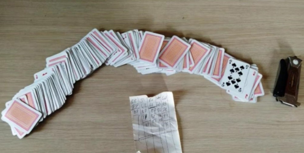 Polisi karşılarında görünce kumar kağıtlarını camdan aşağı attılar 