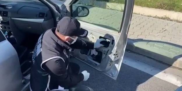 Polisi şoke eden olay! Otomobil kapısının içinden çıktı