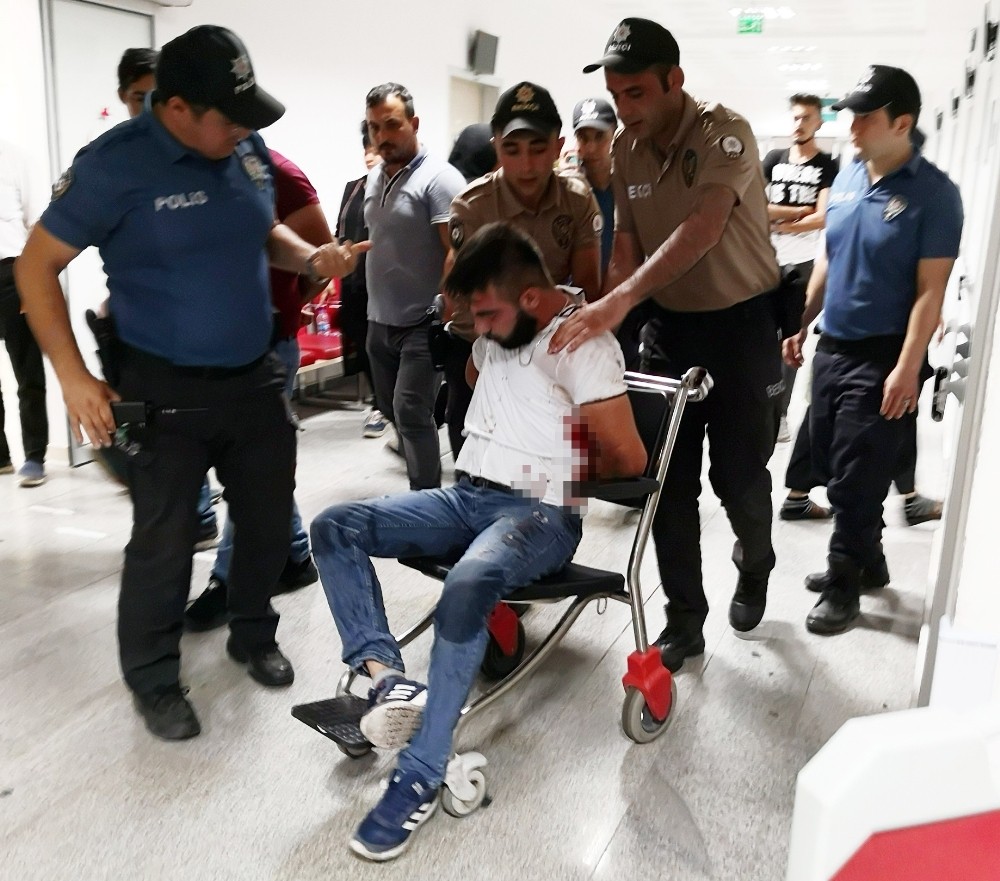 Polisi yumruklayıp kendini kesen şüpheli tutuklandı 