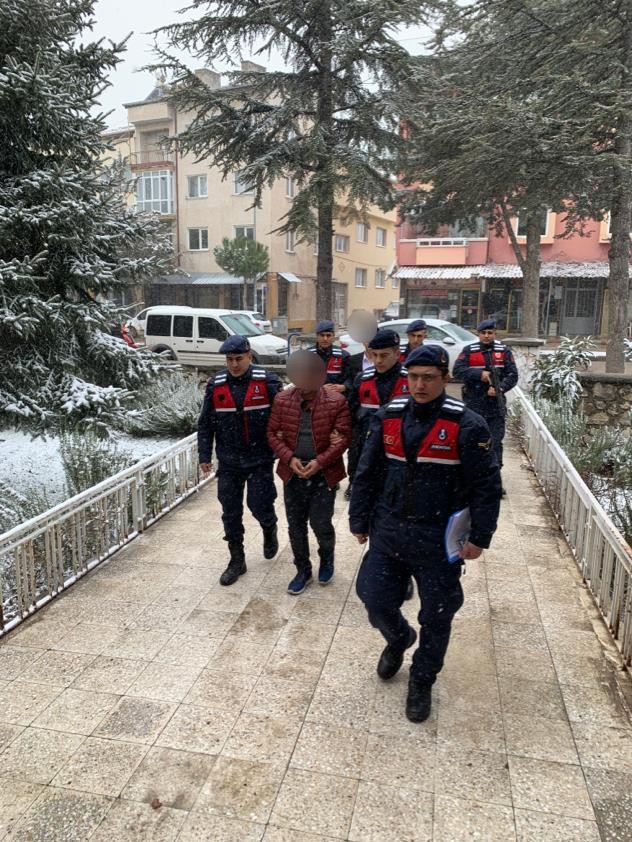 Polisim diyerek 14 evi dolandıran 2 şüpheli yakalandı 