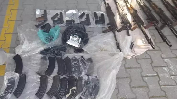 Polisin aracından savaş çıktı! Kiralık arabada kalaşnikof dolu cephanelik bulundu