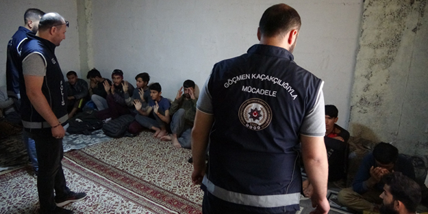 Polisin baskın yaptığı evde 20 düzensiz göçmen yakalandı!