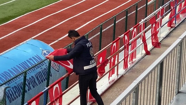 Bayrak hassasiyeti yürekleri ısıttı