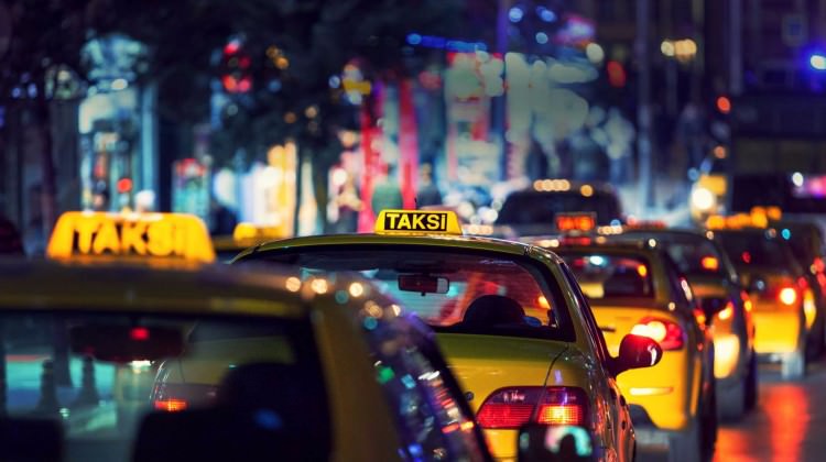 Polisin çevirdiği taksiden hazine yakalandı
