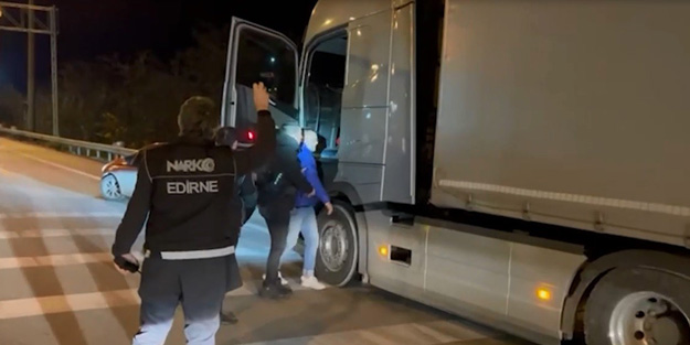 Polisin dikkatinden kaçmadı! Yurda sokulmaya çalışan çok sayıda skunk ele geçirildi