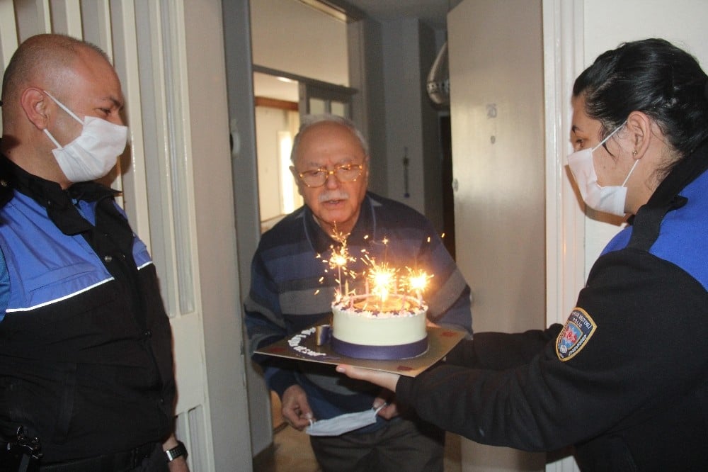Polisin doğum günü sürprizi emektar avukatı duygulandırdı 