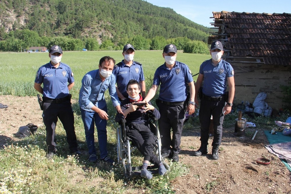 Polisin doğum günü sürprizi engelli çocuğu duygulandırdı 
