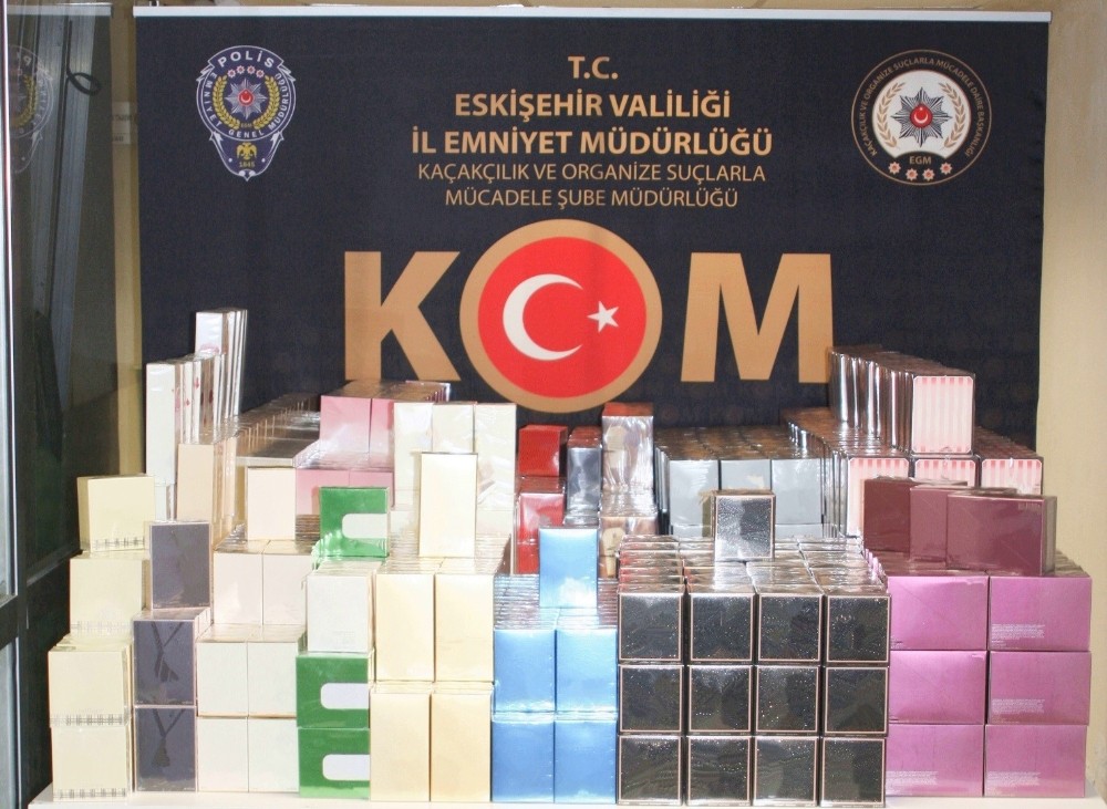 Polisin ’dur’ ihtarına uymayan araçtan bin 159 adet kaçak parfüm çıktı 