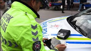 Polisin ‘dur’ ihtarına uymayan sürücüden ilginç sözler: ‘Cezaevine girerim ama arabamı vermem’