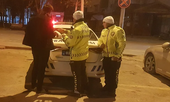 Polisin "dur" ihtarına uymayıp kaçarken kaza yapan sarhoş sürücü yakalandı