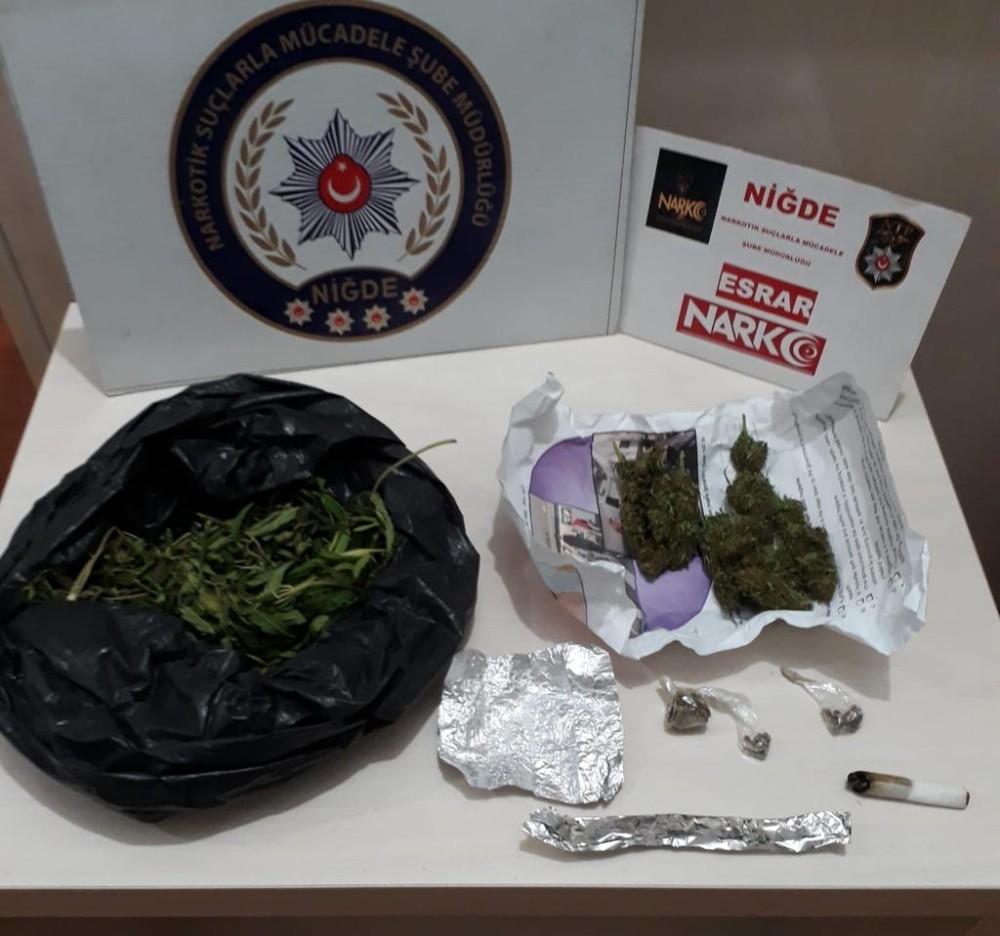 Polisin durduğu araçtan uyuşturucu çıktı 