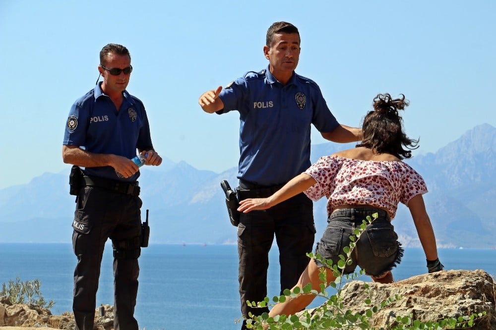 Polisin falezlerde alkollü kadınla imtihanı 