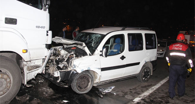 Polisin ikazları fayda etmedi! Ters yolda giden araç TIR'la çarpıştı!