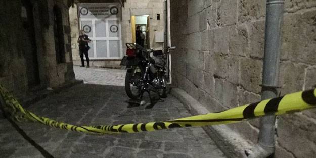 Polisin kimlik sormak istediği kişiler kurşun yağdırdı
