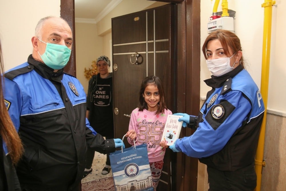 Polisin kitap jestine öğrenciden şiirli teşekkür 