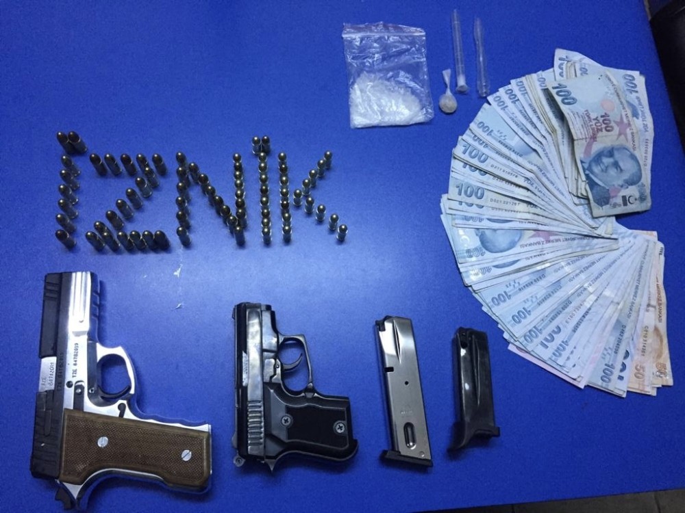 Polisin kontrol noktasında durdukları araçlardan silah, uyuşturucu ve para ele geçirildi 