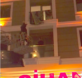 Polisin kumar baskınında panikledi, balkonda mahsur kaldı 