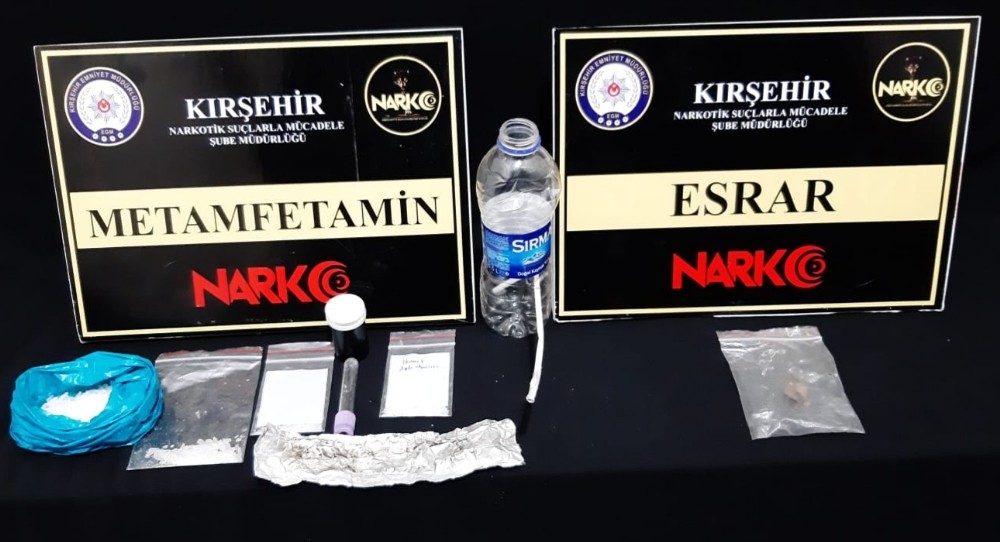 Polisin parkta takibe aldığı şüphelinin üzerinden uyuşturucu çıktı 