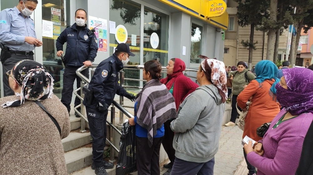 Polisin sosyal mesafe uyarılarına aldırmadılar 