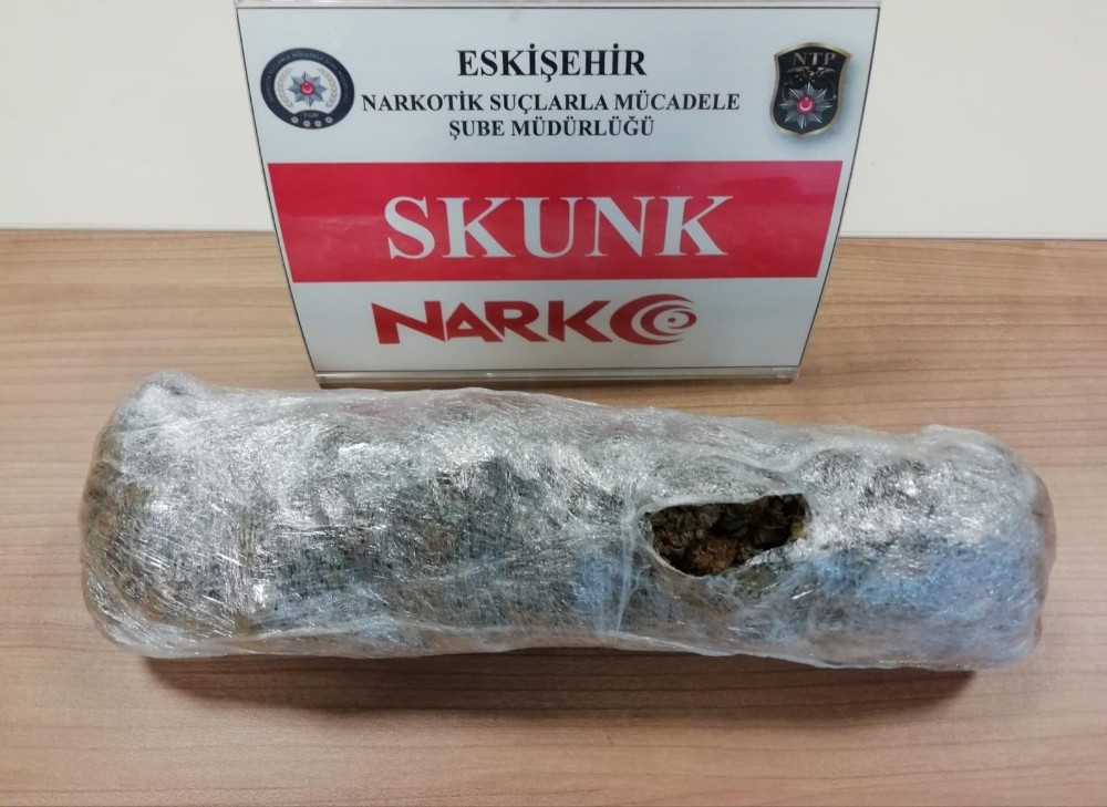 Polisin şüphelenerek durdurduğu aracın torpido gözünden uyuşturucu çıktı 