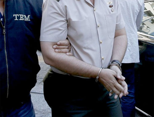 Polisin telefonundan çıkan alçak mesajlar!