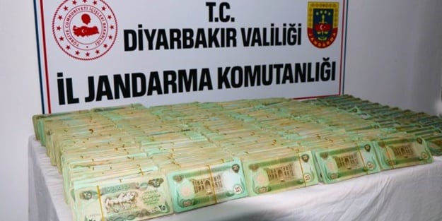 Polis tesadüfen durdurdu! Araçtan deste deste para çıktı