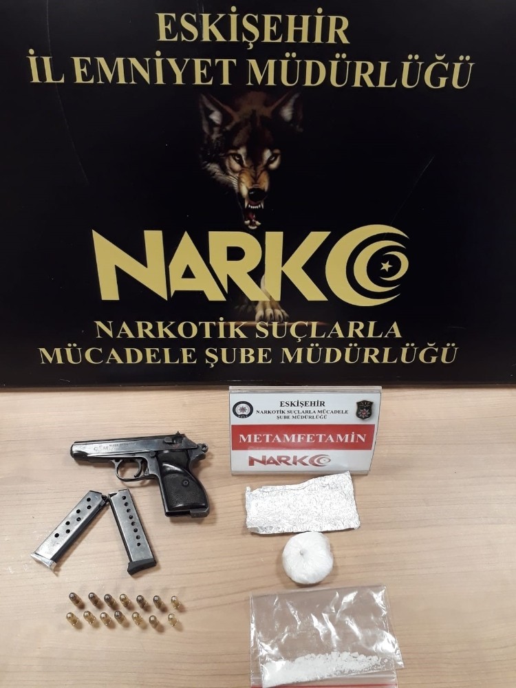 Polisin uygulama esnasında durdurduğu araçtan uyuşturucu madde ve ruhsatsız silah çıktı 