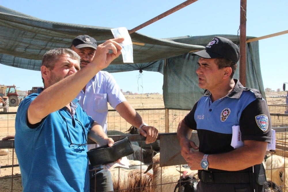 Polisin verdiği sahte parayı kontrol etmeden aldı 