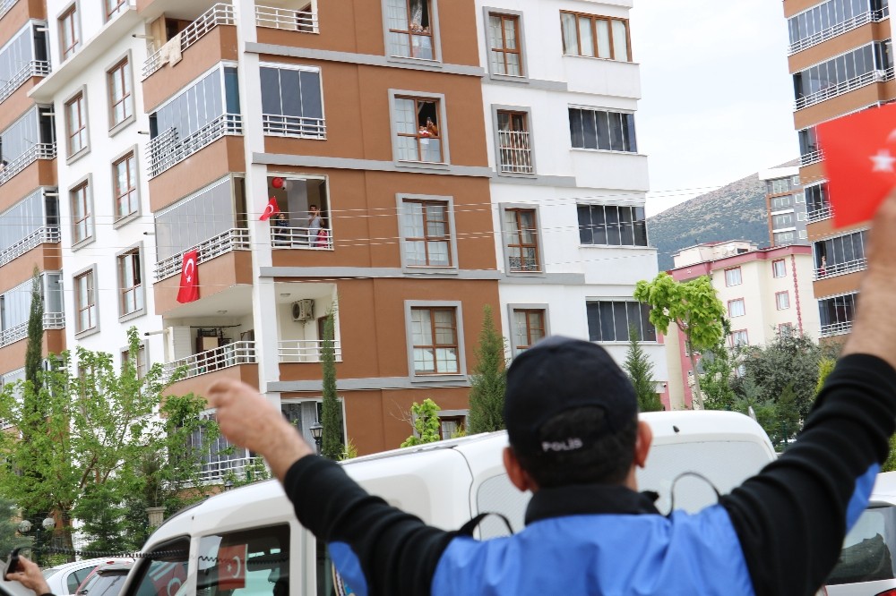 Polisler, balkon ve pencerelerdeki çocukların bayramını kutladı 