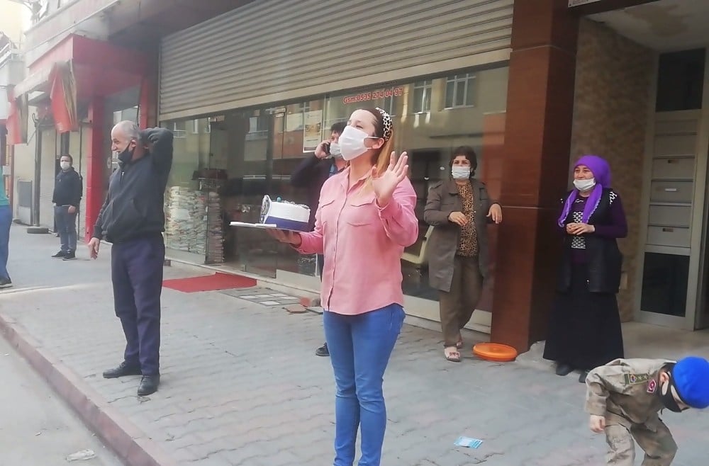 Polisler bıçaklı kavgaya gittiler, pastayla karşılandılar 